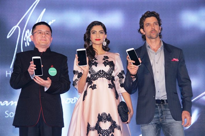 rsz_mr_tom_lu_director_and_ceo_oppo_mobiles_india_pvt_ltd_with_sonam_kapoor_and_hrithik_roshan_at_the_launch_of_oppo_n1